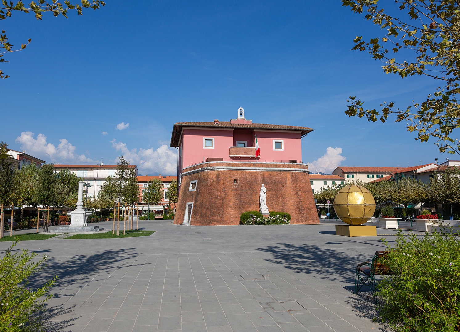 Summer's top fashionable hot spots - Fprte dei Marmi - 02