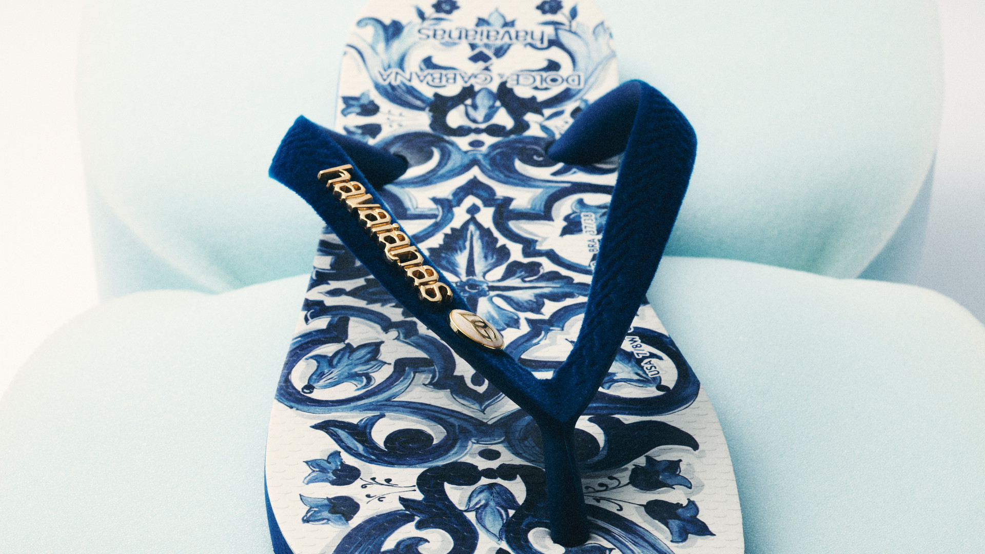Flip-Flops Blu Mediterraneo, Majolica-print rubber insole - Dolce & Gabbana and Havaianas 