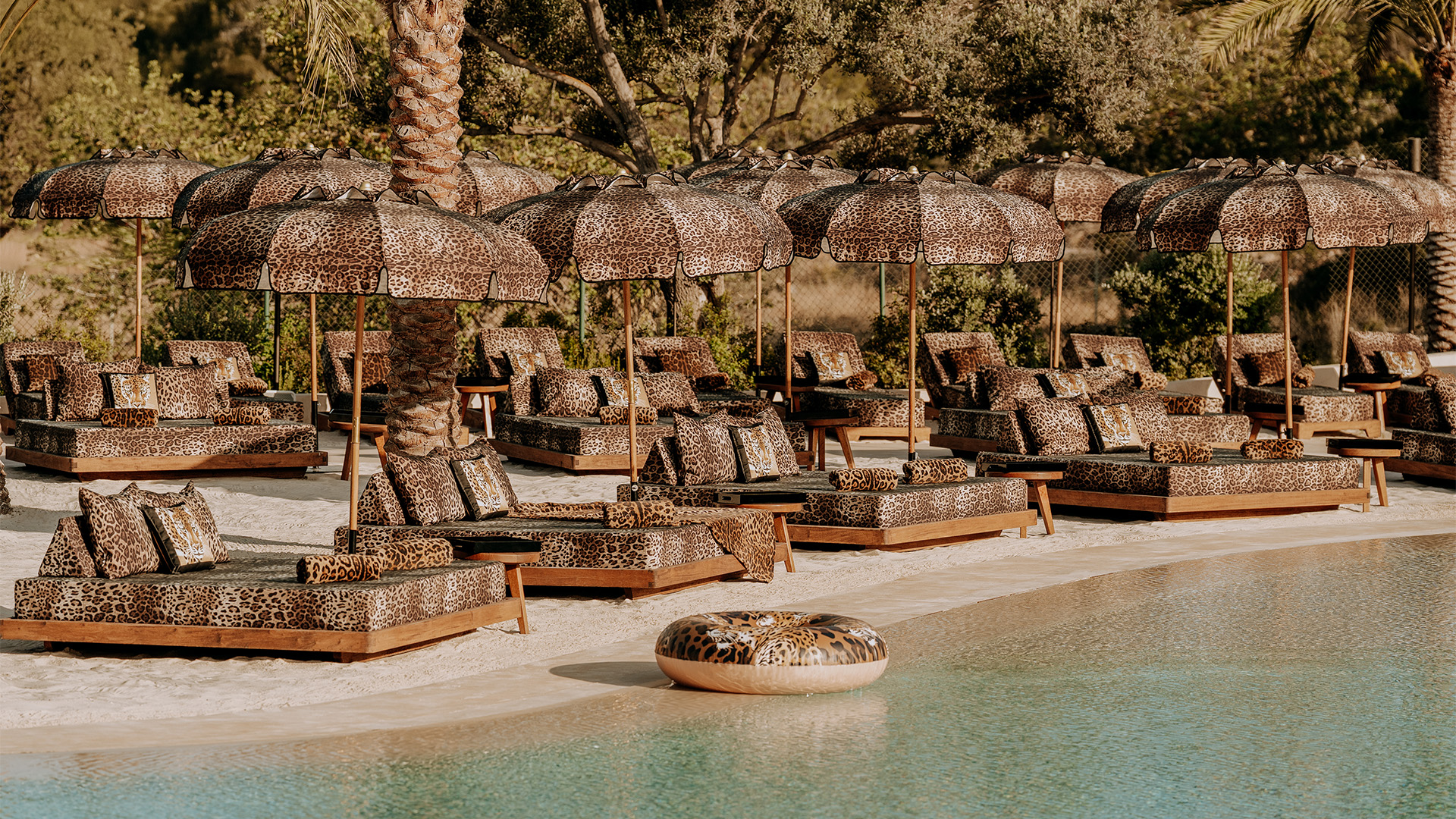 Dolce&Gabbana Resort 2025 | Clap House Ibiza - Leo Print - 12